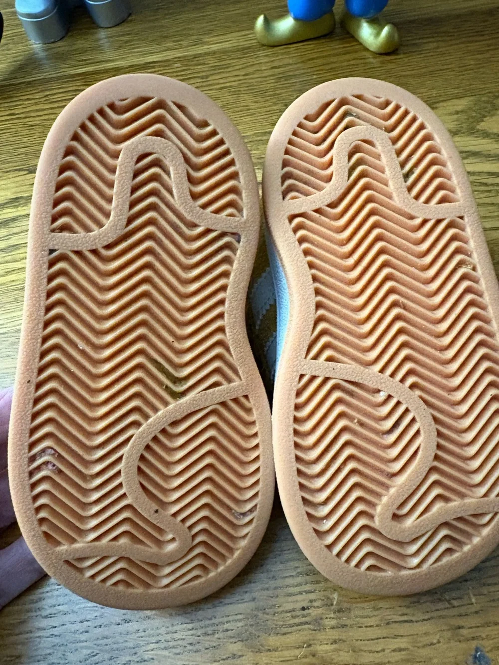 Little kids/Toddler Adidas gold campus sneaks. Size 5.